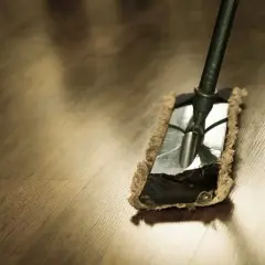 Mop parowy na drewnianej podłodze.
