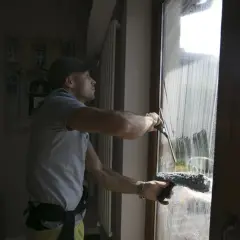Jak myć okna bez smug? Sprawdzone triki i narzędzia.