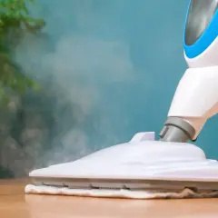 Mop parowy: Jak myć podłogi? Czystość bez chemii i smug!