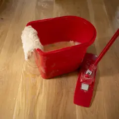 Jak używać Swiffera? Krok po kroku do idealnie czystej podłogi.