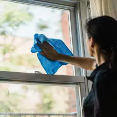 Jak umyć okna po remoncie? Bezpiecznie usuń farbę i klej!