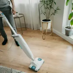 Mop parowy do paneli: bezpieczny wybór czy ryzyko? Poradnik