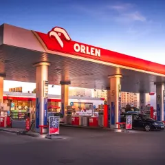 Jak odkurzyć auto na Orlenie? Płatność, obsługa, triki!