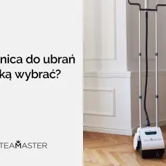 Parownica do ubrań Steam Master stojąca na drewnianej podłodze.