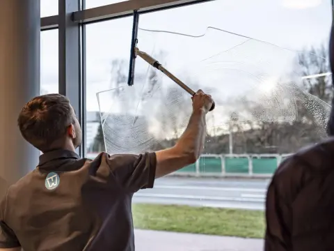 Jak myć okna Karcherem bez smug? Sprawdzone triki eksperta