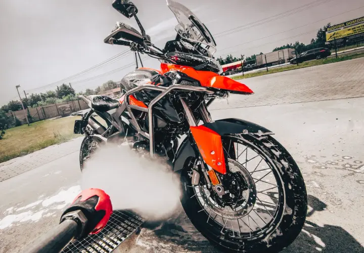 Czy można myć motocykl Karcherem? Bezpieczne metody i najlepsze praktyki