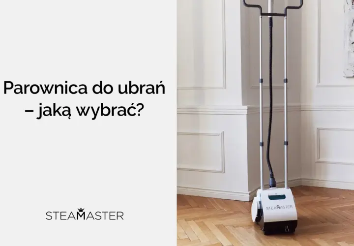 Parownica do ubrań Steam Master stojąca na drewnianej podłodze.