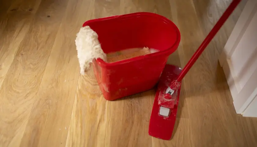 Jak używać Swiffera? Krok po kroku do idealnie czystej podłogi.