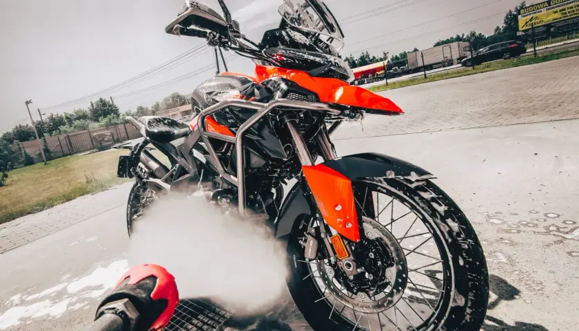 Czy można myć motocykl Karcherem? Bezpieczne metody i najlepsze praktyki