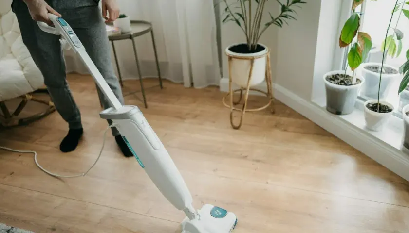 Mop parowy do paneli: bezpieczny wybór czy ryzyko? Poradnik