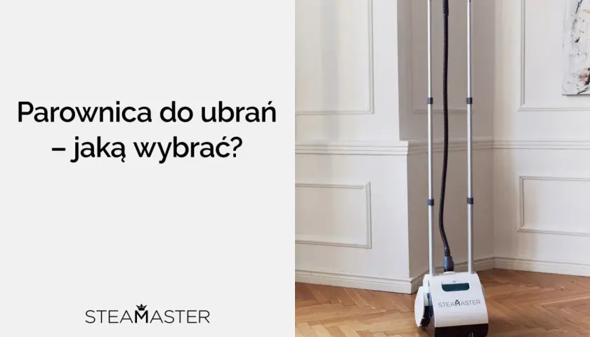 Parownica do ubrań Steam Master stojąca na drewnianej podłodze.