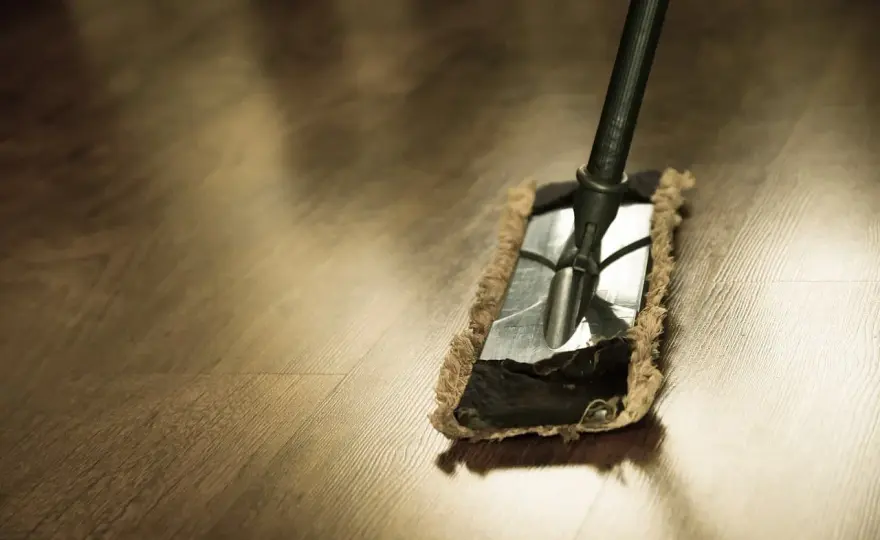 Mop parowy do paneli? Poznaj prawdę i uniknij zniszczeń!