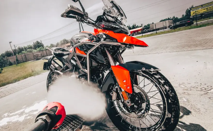 Czy można myć motocykl Karcherem? Bezpieczne metody i najlepsze praktyki