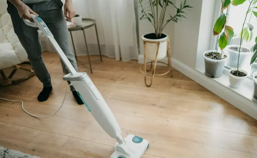Mop parowy do paneli: bezpieczny wybór czy ryzyko? Poradnik