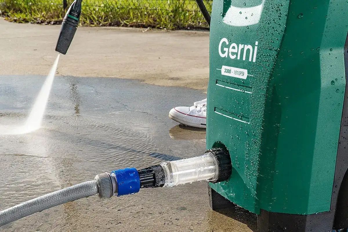 Podłączanie węża do myjki ciśnieniowej kran