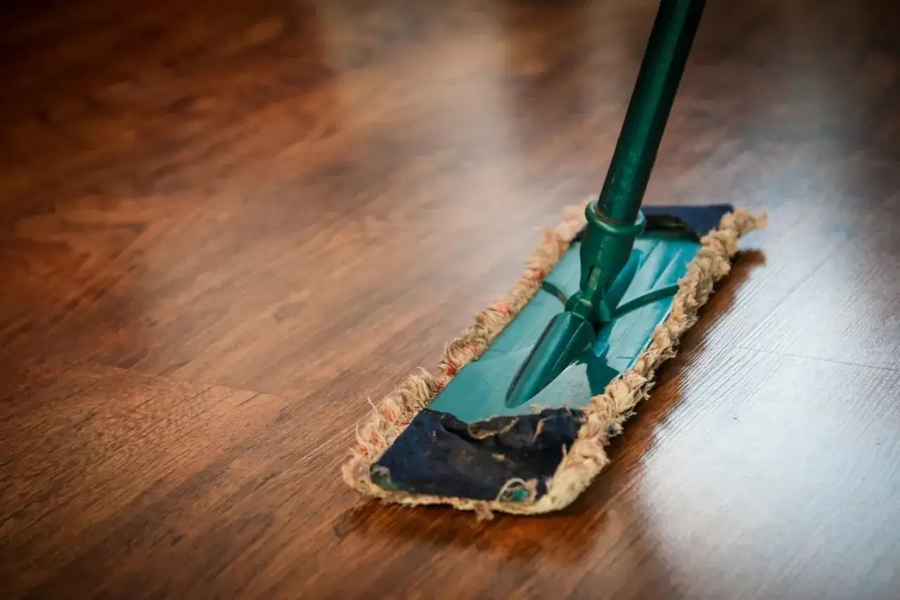 Mop parowy na panelach laminowanych - ryzyko uszkodzeń